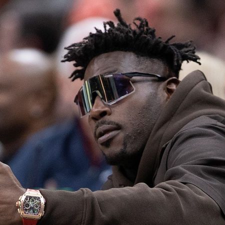 Former Pittsburgh Steelers WR Antonio Brown detained after boxing event